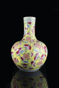 VASO A PALLONE - Vaso a pallone dipinto con peonie e pipistrelli su sfondo giallo marchio apocrifio Qianlong  Cina  dinastia Qing  [..]