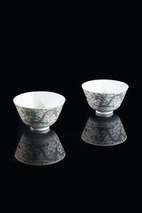 COPPIA DI TAZZINE - Coppia di tazzine dipinte con draghi tra le nuvole  Cina  dinastia Qing  XIX secolo. h cm 6 5x11