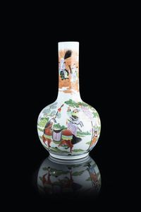 VASO IN PORCELLANA - Vaso in porcellana dipinto con cavallo e militari  Cina  Repubblica  XX secolo. h cm 41x24