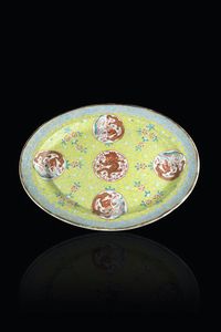 VASSOIO - Vassoio in porcellana su fondo giallo dipinto con draghi entro riserve  Cina  dinastia Qing  XX secolo. h cm 4 [..]