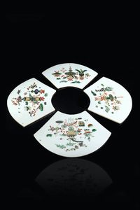 QUATTRO PLACCHE - Quattro placche in porcellana Famiglia Verde  Cina  dinastia Qing  XX secolo. h cm 20x28