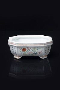 FIORIERA - Fioriera in porcella decorata con fiori e iscrizioni  Cina  XIX secolo. h cm 9x22x16 5