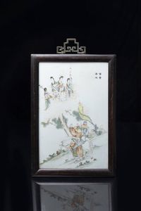 PLACCA IN PORCELLANA - Placca in porcellana dipinta con un guerriero e figure femminili  cornice in legno  Cina  XX secolo. h cm 38x2 [..]