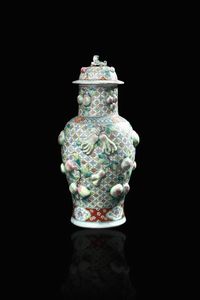 VASO CON TAPPO - Vaso con tappo Famiglia Verde con decoro melograni a rilievo  Cina  dinastia Qing  XIX secolo. h cm 45x2