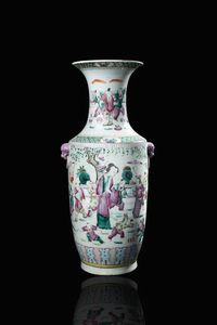 VASO IN PORCELLANA - Vaso in porcellana con decoro di bambini che giocano  Cina  dinastia Qing  XX secolo. h cm 61x27