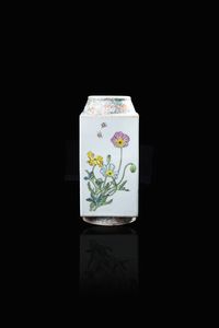 VASO A SEZIONE QUADRATA - Vaso a sezione quadrata in porcellana Famiglia Rosa a smalti policromi con decoro naturalistico  Cina  Repubblica  [..]