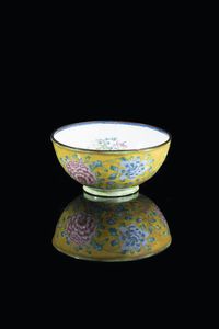 CIOTOLA - Ciotola in smalto dipinto con peonie  Cina  dinastia Qing  XX secolo. h cm 5 5x12