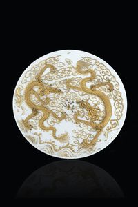 PIATTO - Piatto in porcellana dipinto con draghi tra le nuvole a rilievo oro  Cina  dinastia Qing  XX secolo. diam. cm  [..]