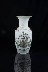 VASO - Vaso in porcellana dipinto con scene di vita quotidiana Cina  dinastia Qing  XX secolo. h cm 44x20