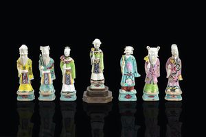 LOTTO DI SETTE OGGETTI ORIENTALI - Lotto di sette statuine in porcellana policroma  Cina  dinastia Qing XIX secolo. h cm 22 5 cadauna h cm 22 5x27  [..]