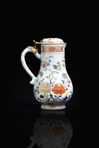 CAFFETTIERA - Caffettiera in porcellana con decoro Imari con inserti in bronzo dorato  Cina  dinastia Qing  XVIII secolo. h  [..]