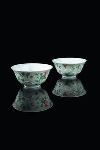 COPPIA DI CIOTOLE - Coppia di ciotole in porcellana color Celadon con decori floreali  Cina  dinastia Qing  XIX secolo. h cm 8x17