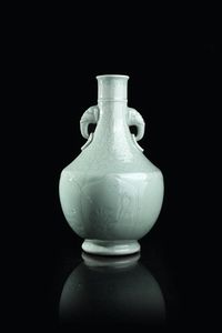 VASO IN PORCELLANA - Vaso in porcellana di color celadon con manici a forma elefante  Cina  dinastia Qing  XX secolo. h cm 38 5x23
