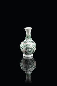 PICCOLO VASO - Piccolo vaso in porcellana con decori floreali  Cina  dinastia Qing  XIX secolo. h cm 10x6