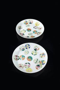 COPPIA DI PIATTNI - Coppia di piattini in porcellana con decoro a palloni  Cina  dinastina Qing  XIX secolo. diam. cm 17