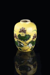 VASO IN PORCELLANA - Vaso in porcellana a sfondo giallo con decori a rilievo rappresntanti fiori di loto e gru  Cina  dinastia Qing  [..]