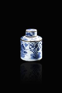 PORTA TE' - Porta t tondo in porcellana bianca e blu  Cina  dinastia Qing  XIX secolo. h cm 15x10 5