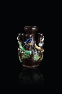 TULIPANIERE - Tulipaniere in porcellana con decori di animali e foglie a rilievo  Cina  dinastia Qing  XIX secolo. h cm 22x1 [..]