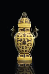 VASO IN PORCELLANA - Vaso in porcellana gialla in stile arcaico con manici a forma di drago e coperchio  Cina  XX secolo. h cm 50x2 [..]