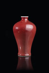 VASO MEIPING - Vaso Meiping in porcellana sangue di bue marco apocrifo Qianlong  Cina  dinastia Qing  XIX secolo. h cm 24x14