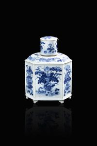 PORTA TE' - Porta tè esagonale in porcellana binca e blu  Cina  dinastia Qing  XIX secolo. h cm 19x14 9