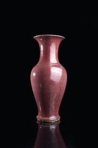 VASO IN PORCELLANA - Vaso in porcellana sangue di bue  Cina  dinastia Qing  XX secolo. h cm 44x20