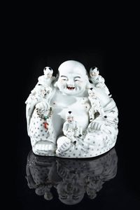 BUDDHA - Buddha in porcellana con bambini  Cina  Repubblica  XX secolo. h cm 29x32
