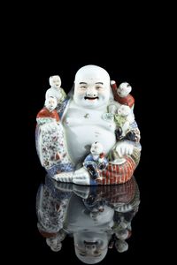 BUDAI - Budai in porcellana policroma con bambini  Cina  Repubblica  XX secolo. h cm 19x20