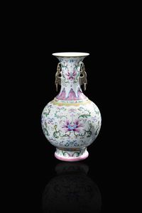 VASO IN PORCELLANA - Vaso in porcellana Famiglia Rosa con decoro floreale con anse  marca apocrifa Qianlong  Cina  XX secolo. h cm  [..]