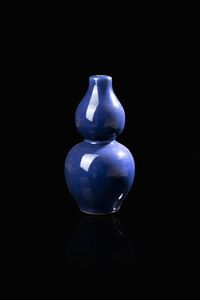 VASO A DOPPIA ZUCCA - Vaso a doppia zucca in porcellana monocroma blu notte  Cina  dinastia Qing  XIX secolo. h cm 38x20