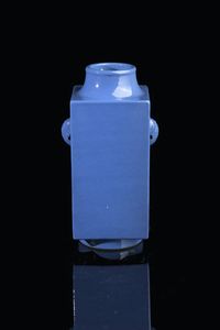 VASO - Vaso Cong in porcellana blu con manici a froma di elefante  marchio apocrifo Qianlong  Cina  dinastia Qing  XIX  [..]