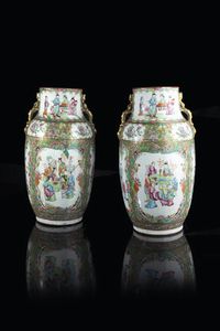 COPPIA DI VASI - Coppia di vasi Canton dipinti con scene di vita quaotidiana con mainici dorati a forma di drago  Cina  dinastia  [..]