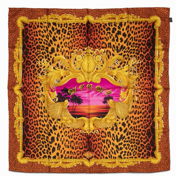 Gianni Versace : Foulard carr classico vintage  - Asta POP Culture and Comics - Associazione Nazionale - Case d'Asta italiane