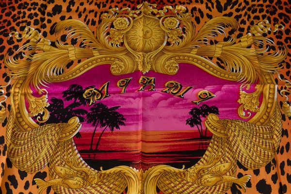 Gianni Versace : Foulard carr classico vintage  - Asta POP Culture and Comics - Associazione Nazionale - Case d'Asta italiane