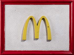 Anonimo - Insegna Mc Donald's a rilievo