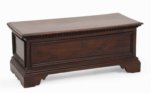 Cassapanca in noce. Italia centrale, XIX secolo  - Asta Antiquariato Giugno - Associazione Nazionale - Case d'Asta italiane