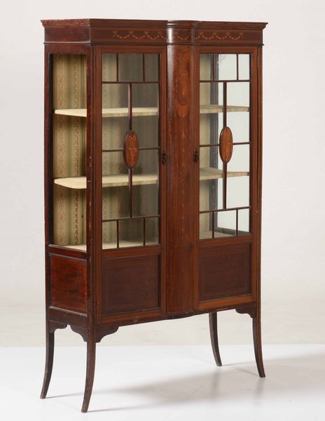 Vetrina a due ante in legno impiallacciato e filettato, XX secolo  - Asta Antiquariato Giugno - Associazione Nazionale - Case d'Asta italiane