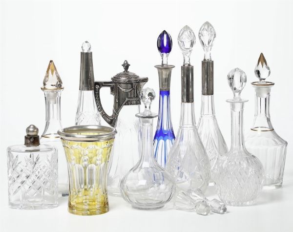 Lotto di nove bottiglie, una brocca in vetro e metallo e un vaso Boemia giallo  - Asta Antiquariato Giugno - Associazione Nazionale - Case d'Asta italiane