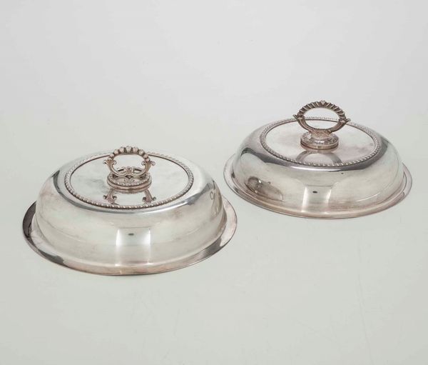 Due coprivivande con presa a vite in metallo argentato  - Asta Antiquariato Giugno - Associazione Nazionale - Case d'Asta italiane