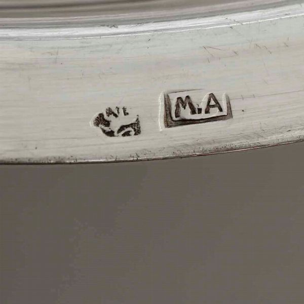 Due coprivivande con presa a vite in metallo argentato  - Asta Antiquariato Giugno - Associazione Nazionale - Case d'Asta italiane