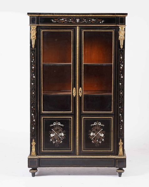 Vetrina Napoleone III lastronata e intarsiata. XIX secolo  - Asta Antiquariato Giugno - Associazione Nazionale - Case d'Asta italiane