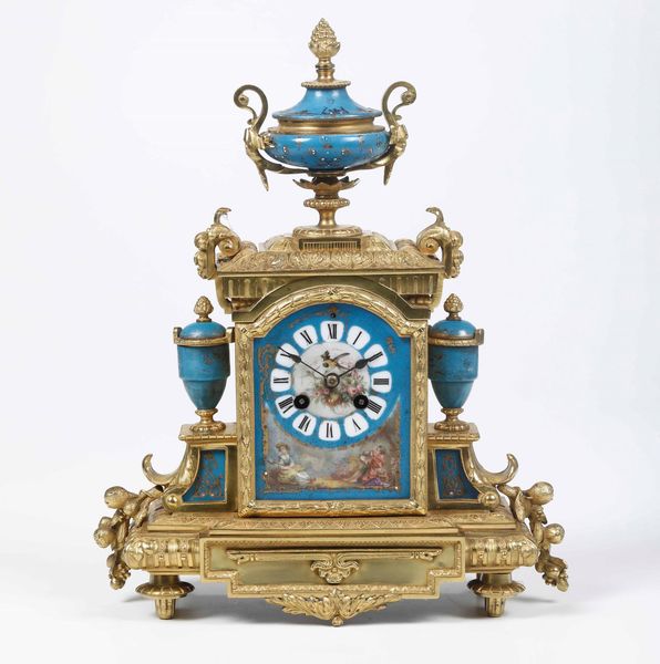 Orologio in bronzo dorato, placche in porcellana in stile Svres. Francia, XIX secolo  - Asta Antiquariato Giugno - Associazione Nazionale - Case d'Asta italiane