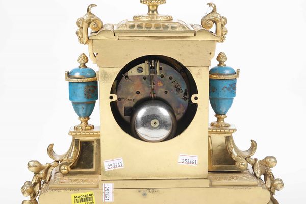 Orologio in bronzo dorato, placche in porcellana in stile Svres. Francia, XIX secolo  - Asta Antiquariato Giugno - Associazione Nazionale - Case d'Asta italiane