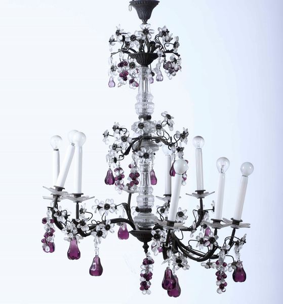 Lampadario a otto luci con pendenti in vetro e ametista, XIX-XX secolo  - Asta Antiquariato Giugno - Associazione Nazionale - Case d'Asta italiane