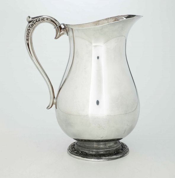 Brocca in metallo argentato con ansa incisa a fiori  - Asta Antiquariato Giugno - Associazione Nazionale - Case d'Asta italiane