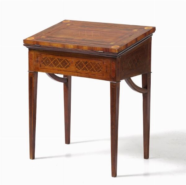 Tavolo lastronato e filettato, intarsiato a motivi geometrici. XVIII-XIX secolo  - Asta Antiquariato Giugno - Associazione Nazionale - Case d'Asta italiane