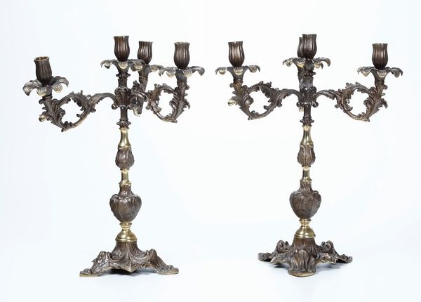 Coppia di candelabri in bronzo fuso e cesellato e metallo dorato. XIX-XX secolo  - Asta Antiquariato Giugno - Associazione Nazionale - Case d'Asta italiane