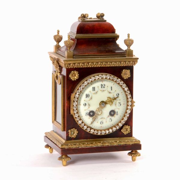 Piccola pendola da tavolo lastronata in tartaruga. XIX-XX secolo  - Asta Antiquariato Giugno - Associazione Nazionale - Case d'Asta italiane