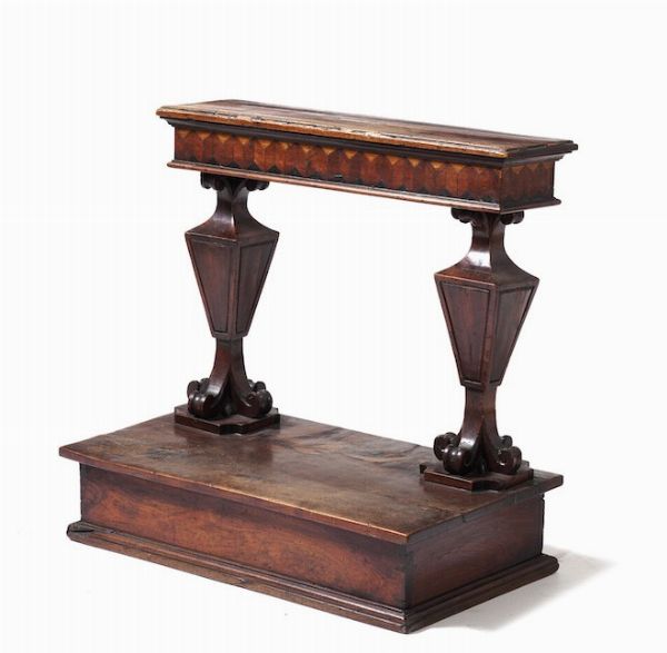 Inginocchiatoio in legno intagliato e legno intarsiato. XVIII secolo  - Asta Antiquariato Giugno - Associazione Nazionale - Case d'Asta italiane
