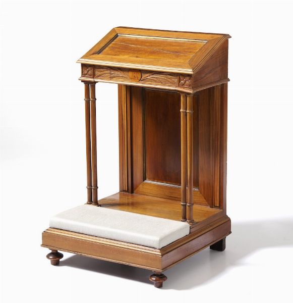 Inginocchiatoio in legno decorato ad intagli geometrici. XX secolo  - Asta Antiquariato Giugno - Associazione Nazionale - Case d'Asta italiane